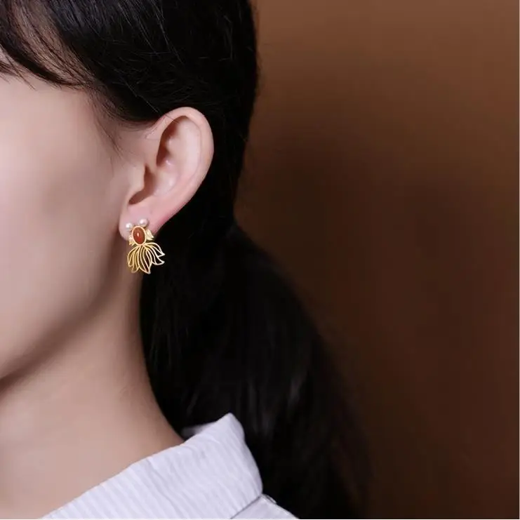 

S925 Sterling Silver Gilding Inlaid South Red Carp Stud Earrings Personality Agate Pearl Small Fish Earrings Female Fashion