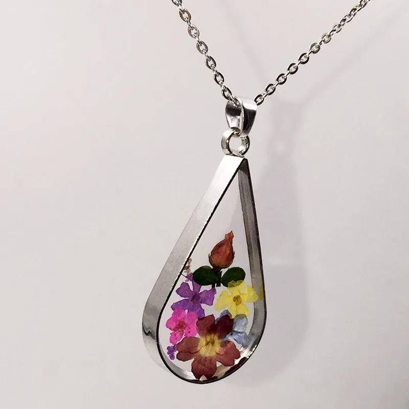 

2020 New Natural Dry Flower Handmade Epoxy Necklace Exquisite Hollow Small Rose Resin Dry Flower Stainless Steel Necklace