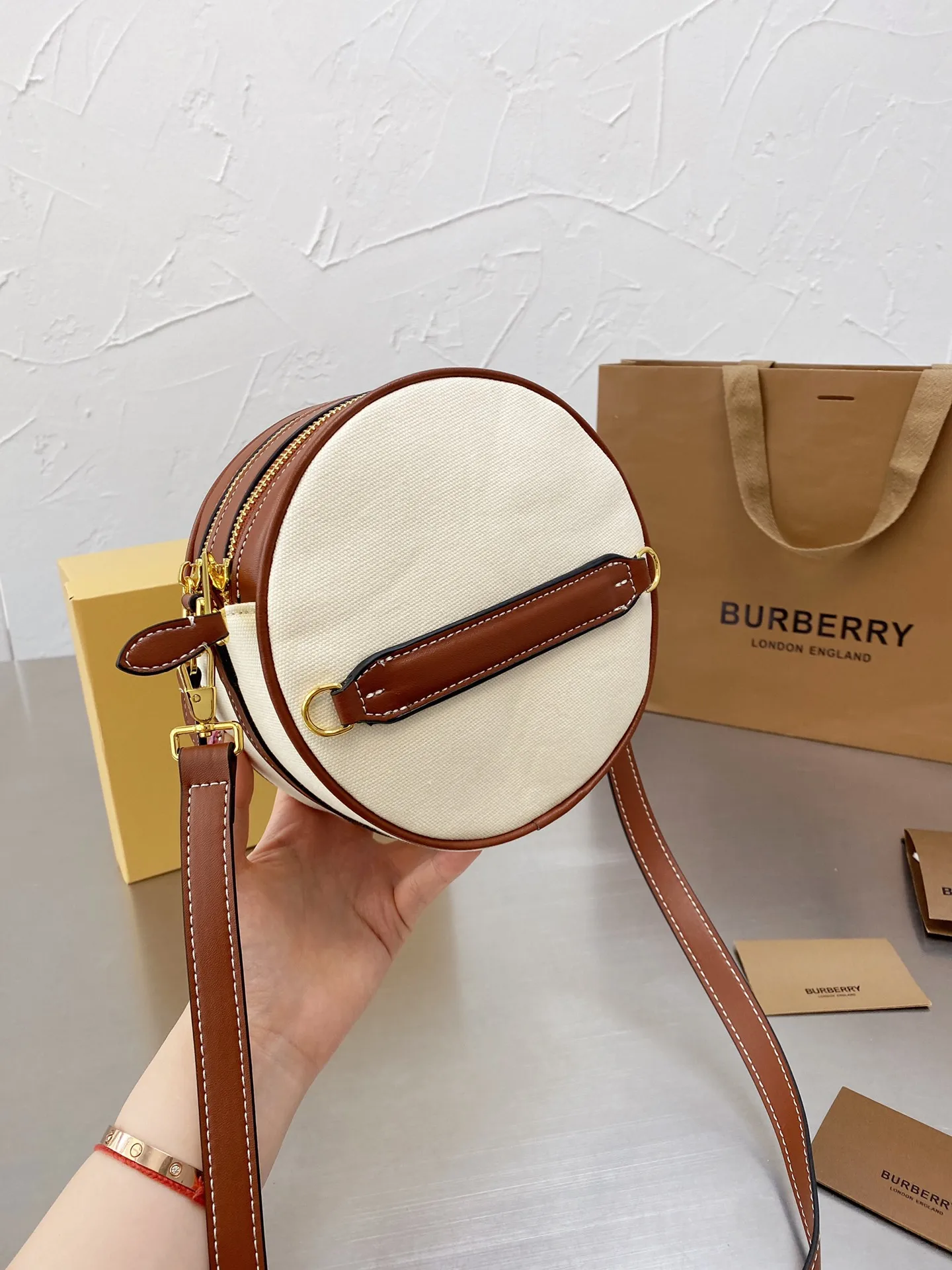 

The canvas small round bag discovered that BBR's changeable small round bag is super durable and the color matching is also use