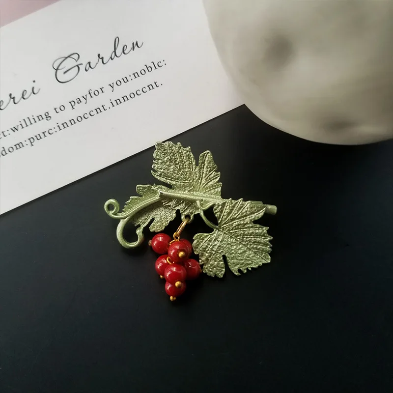 

Small Daisy Brooches Grape Daisy Brooch Grape Brooch Enamel Pins Exquisite Plant Flower Brooch Pearl Beaded Garden Brooches