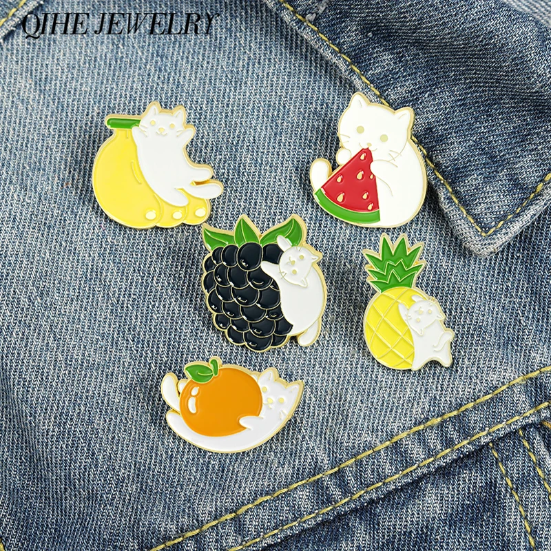 

Cat and Fruit Enamel Lapel Pins White Kitty Badges Food Jewelry Grape Pineapple Orange Banana Watermelon Brooches for Women Girl