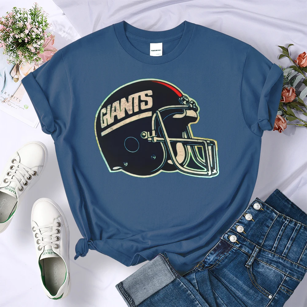 

Футболка женская летняя с принтом в виде шлема «гиганты»