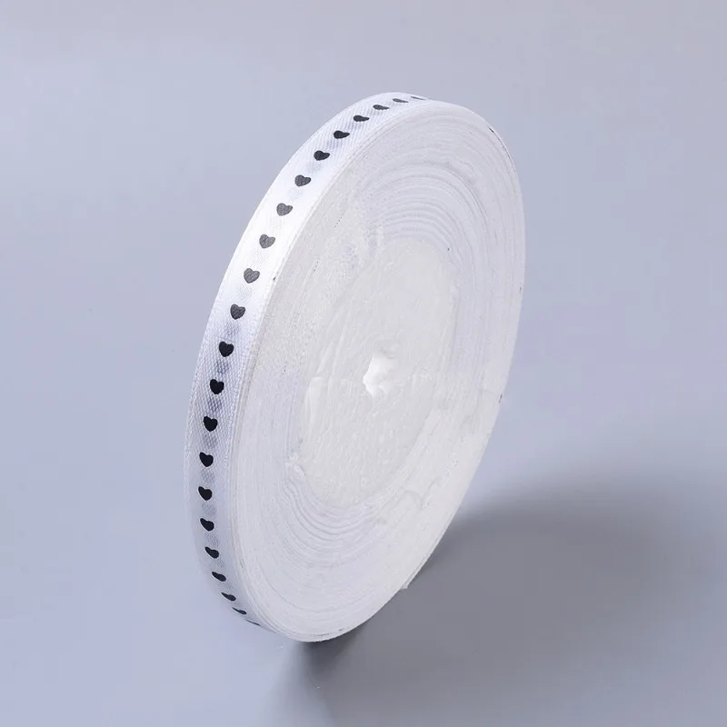 Атласная лента с красным узором в виде сердца отлично подходит для упаковки