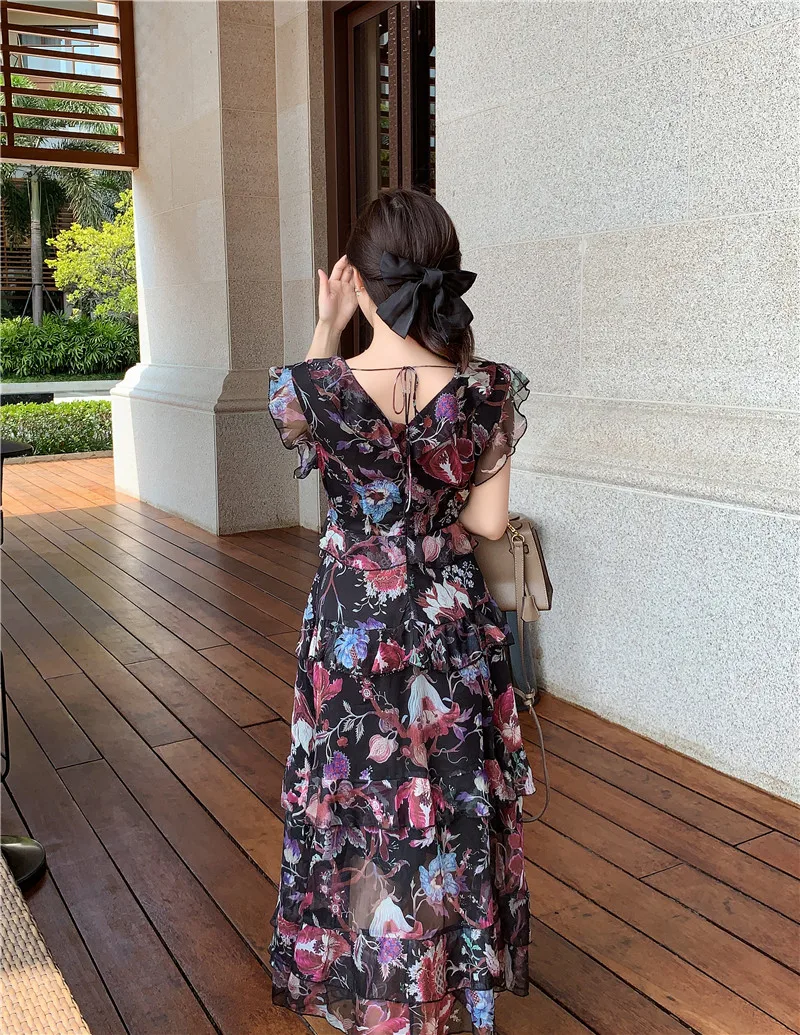

2021 French retro floral dress female spring and summer new V-neck pleated temperament Slim ruffled holiday long dress