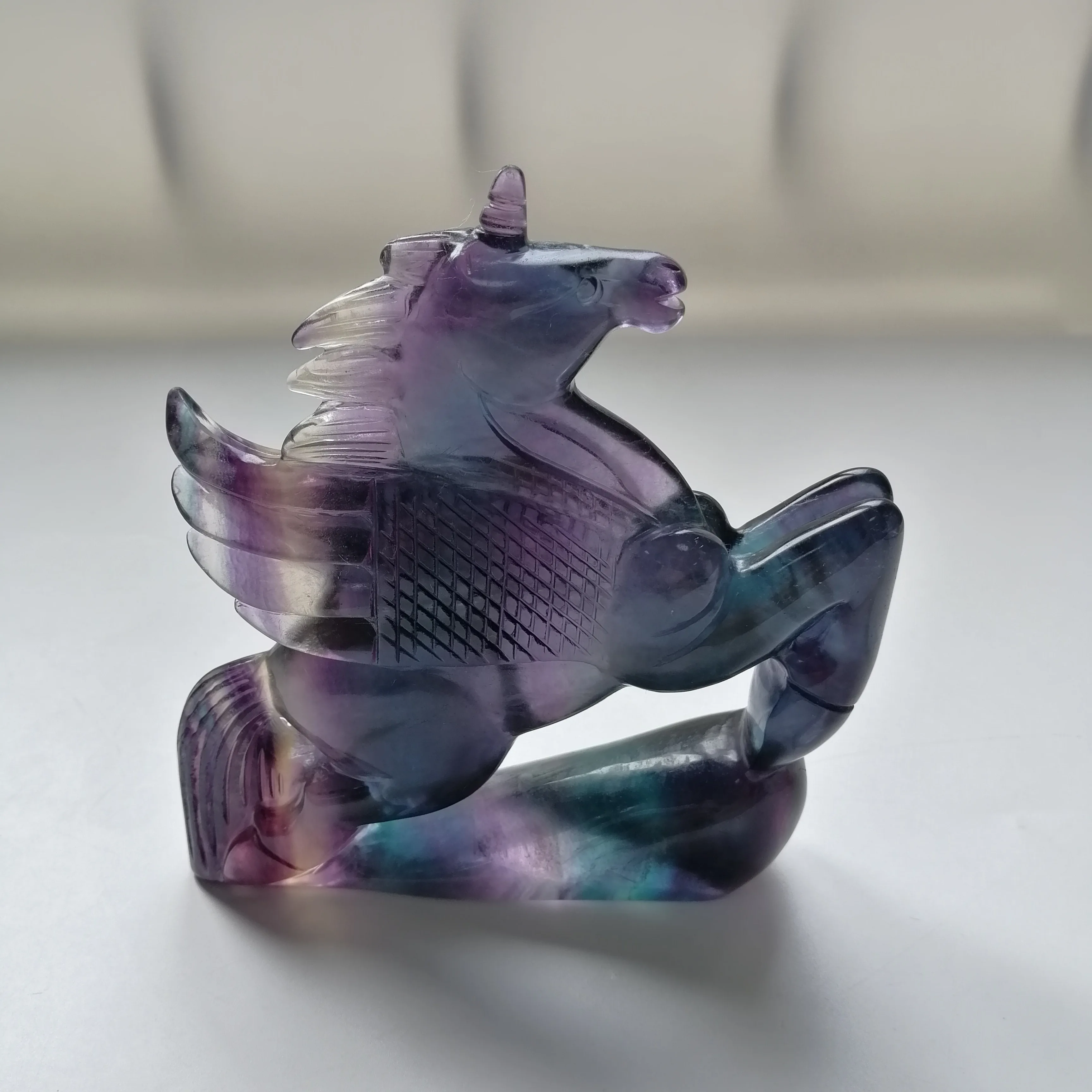 Высококачественный натуральный красочный камень в форме единорога из флюорита