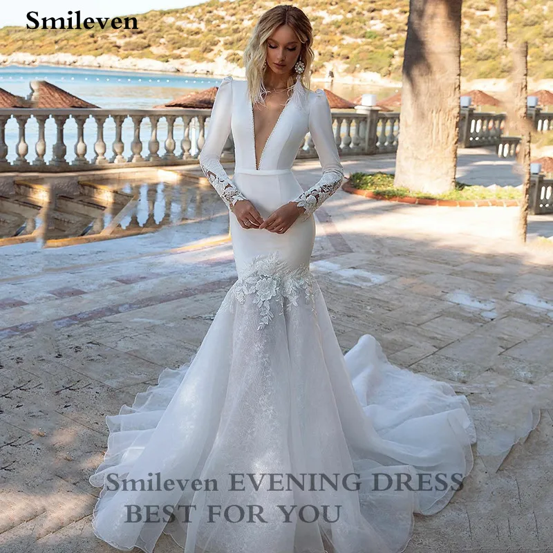 

Свадебное платье с длинным рукавом, глубоким V-образным вырезом и кружевной аппликацией