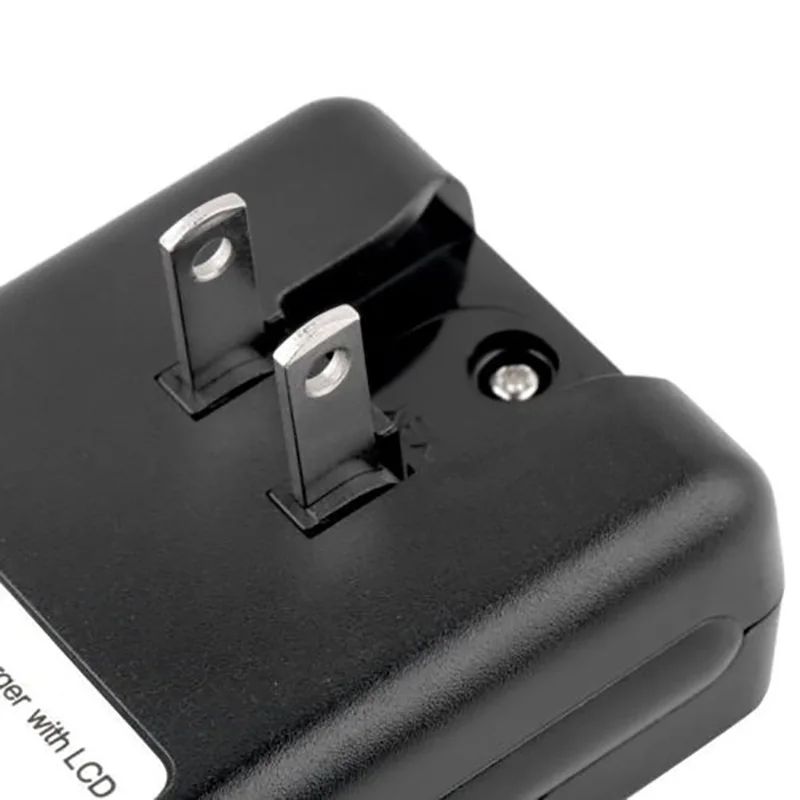 Универсальное зарядное устройство для мобильных телефонов с usb портом и ЖК