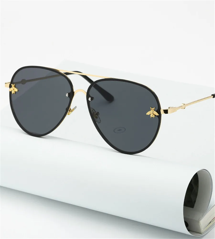 

Brand Design 2022 Fashion Women Small Bee Sunglasses Colourful Rivet Glasses Female Male Outdoor Traveling Eyeglasses UV400