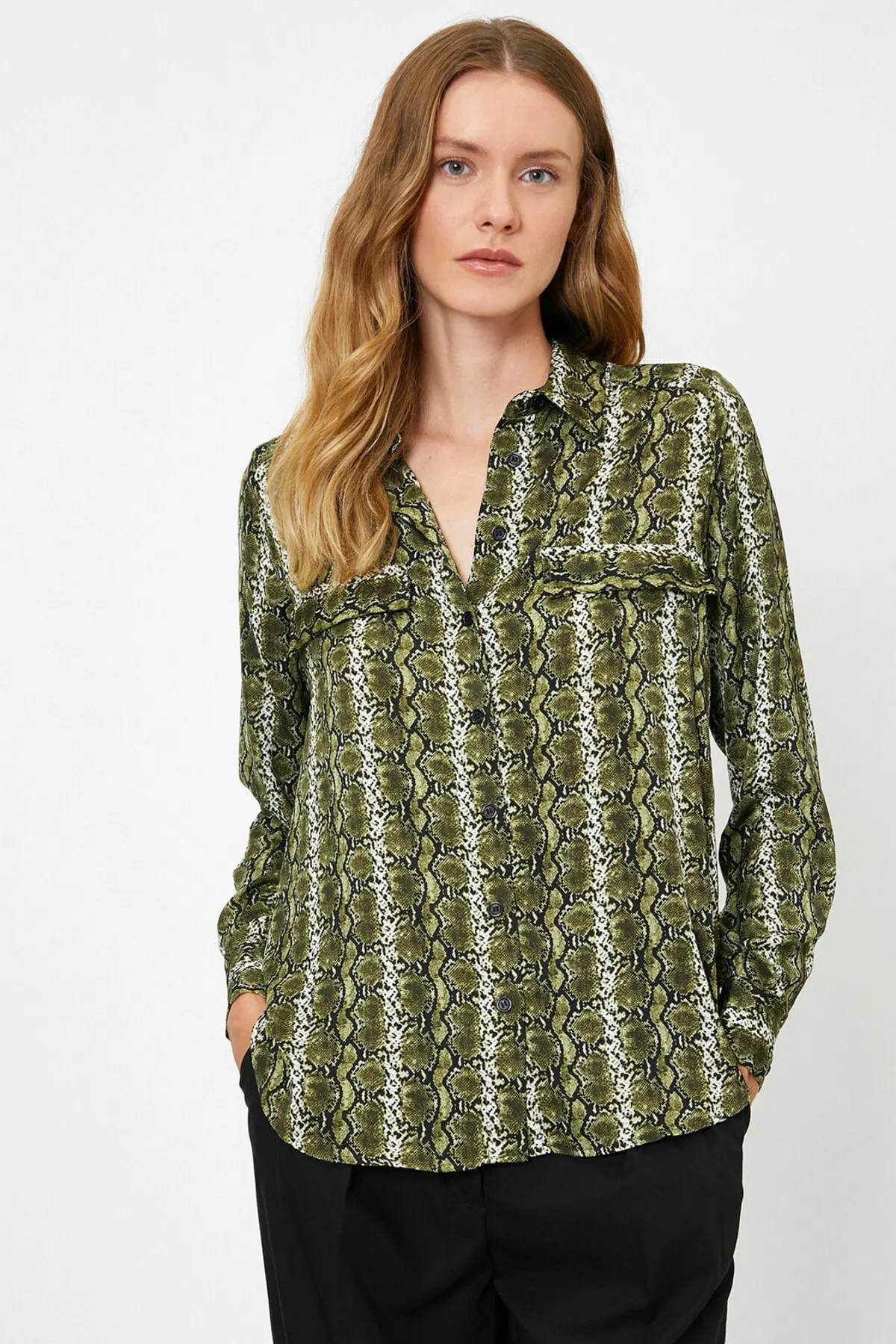 

Женская зеленая рубашка со змеиным узором