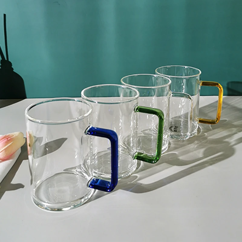 Прозрачная стеклянная кружка Кокс с цветной ручкой 350 мл для зеленого чая