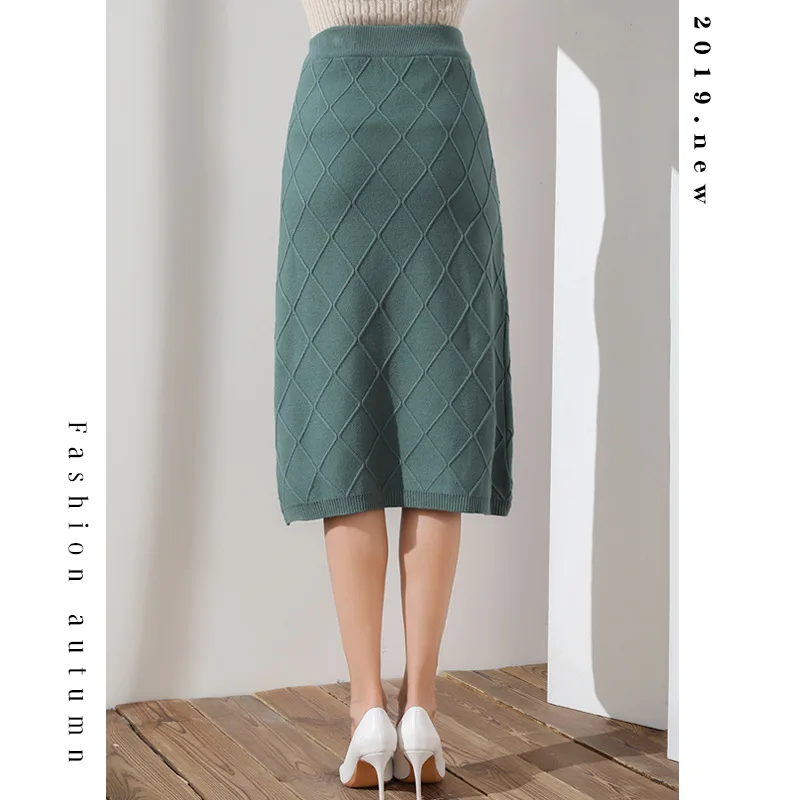 Женская трикотажная юбка трапеция Schinteon однотонная с разрезом и эластичным