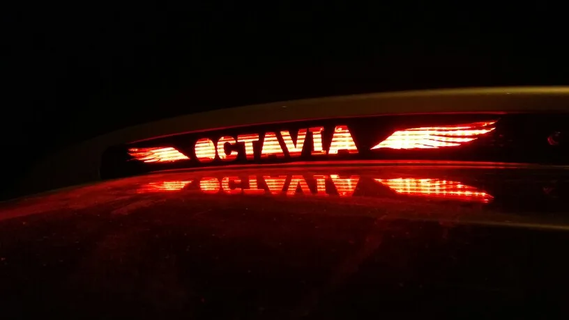 Углеродное волокно позиционируется задний тормозной фонарь наклейка чехол наклейка s для skoda OCTAVIA 1 шт. автомобиля Стайлинг автомобиля крышка автомобиля обёрточная бумага