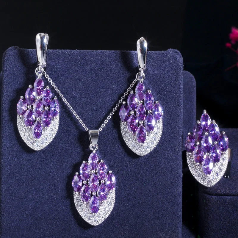 Женский комплект из колье и серёг кольца