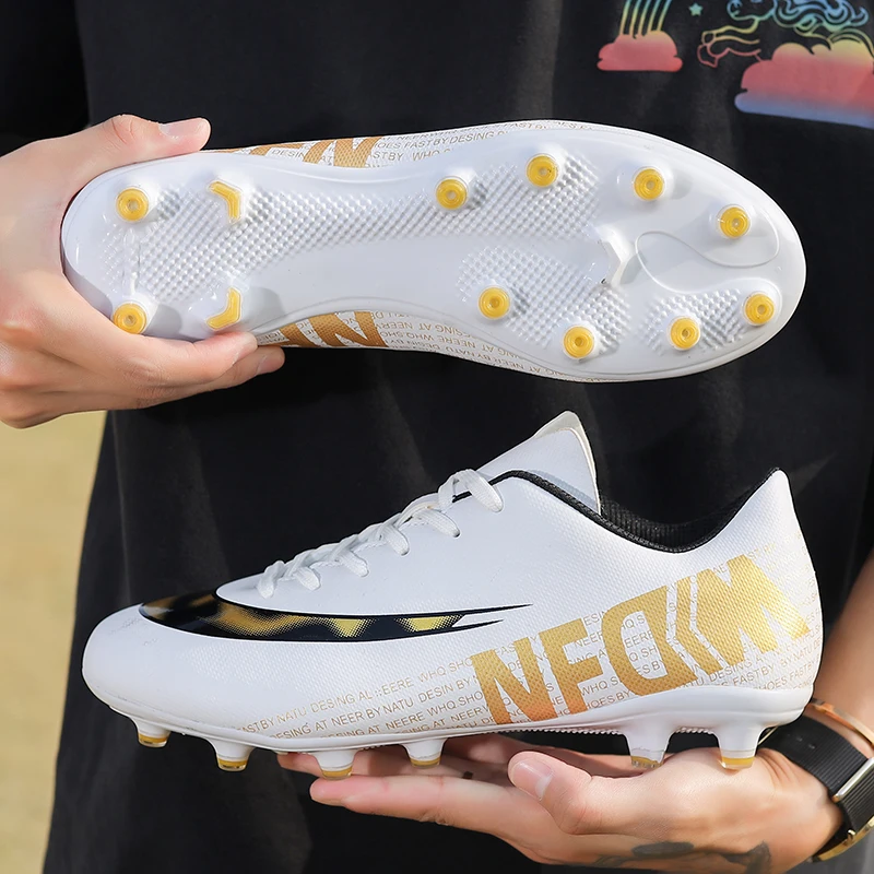 Turf-zapatos de fútbol para hombre, zapatillas de entrenamiento antideslizantes de color negro y dorado, con tacos largos, para exteriores, 2021