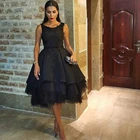 Женское платье для выпускного вечера, черное атласное платье с глубоким круглым вырезом и аппликацией до колена