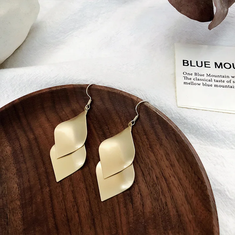 Женские металлические серьги в форме Моаны золотистые с крупным геометрическим