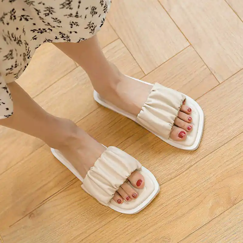 

Large size 41-43 Korean slippers for women's wear 2021 new soft bottom comfortable flat bottom fashionable rivet summer Sandal