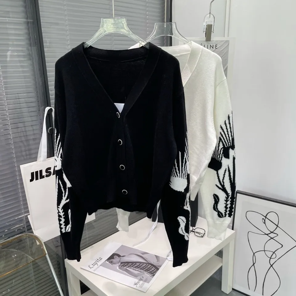 

2021 early autumn new feather Lantern Sleeve V-neck cardigan style is particularly handsome