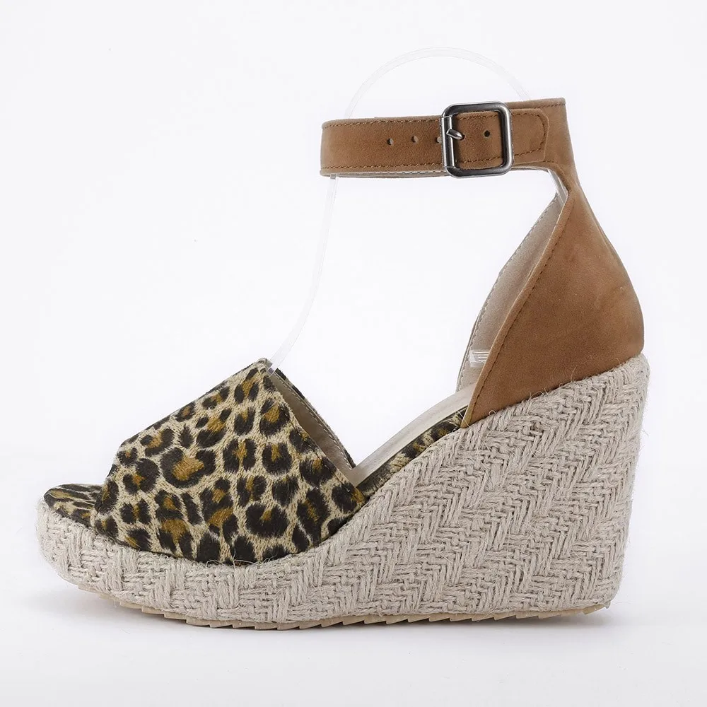 Босоножки женские леопардовые на танкетке сандалии с пряжкой открытый носок