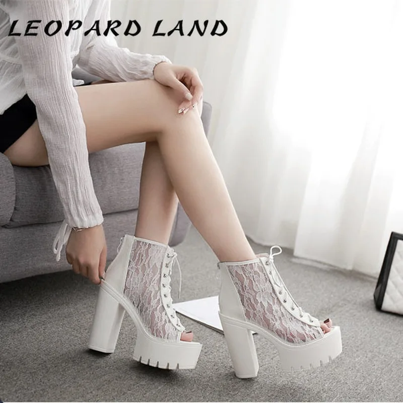 Босоножки на высоком квадратном каблуке и платформе с леопардовым принтом в