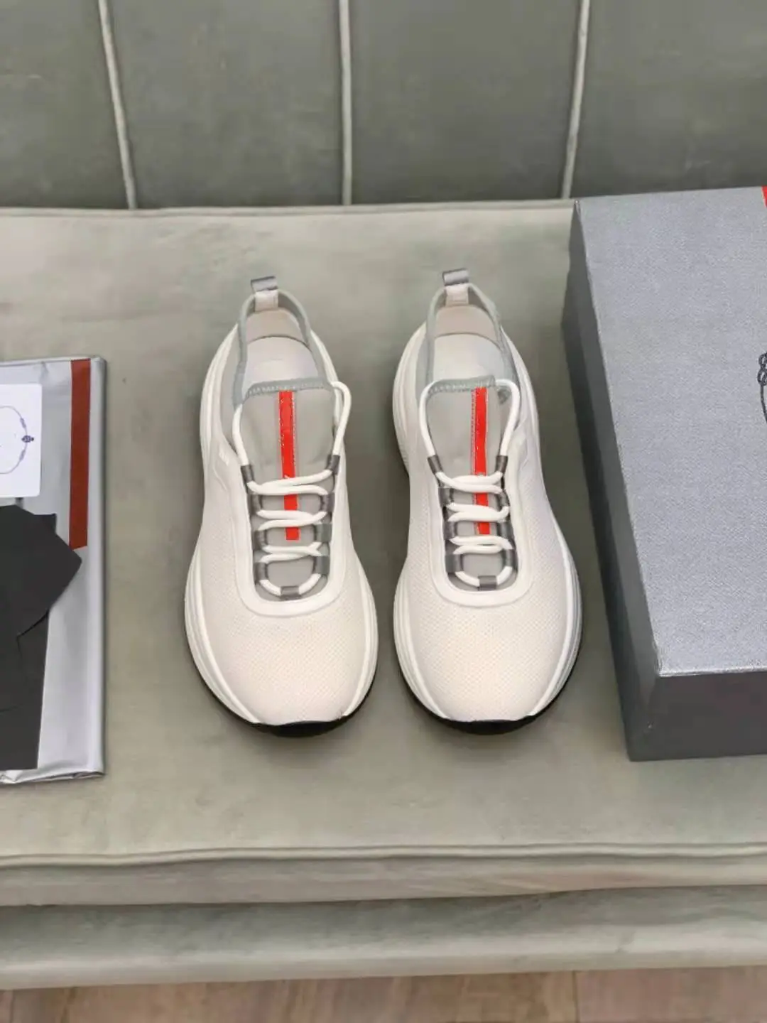 

2021New Style Luxury Brand Men Running Shoes Breathable Walking Sneakers Mesh Men Casual