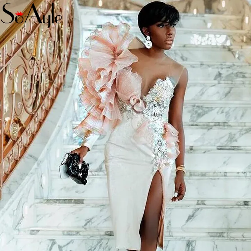 Женское короткое коктейльное платье SoAyle на одно плечо с оборками и бисером для