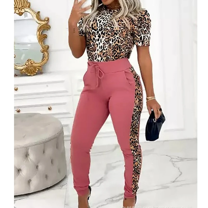 

Женская футболка с коротким рукавом и брюки-карандаш с леопардовым принтом