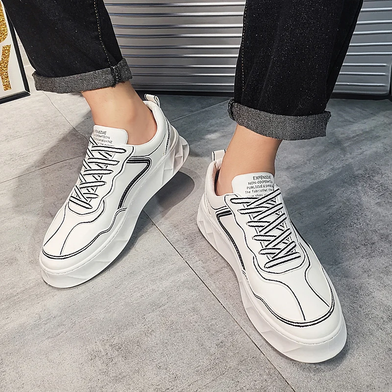 

Breathable Thick bottom Skateboarding Shoes Men Anti-Slippery Sneakers Young Outdoor Sneakers Comfortable Durable Lightweight