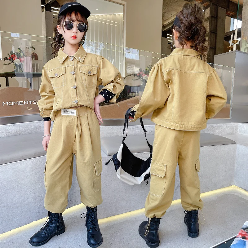 

Брюки-карго для девочек, комплект из двух предметов, Осенний джинсовый костюм цвета хаки с потертостями для подростков, Модный повседневный...