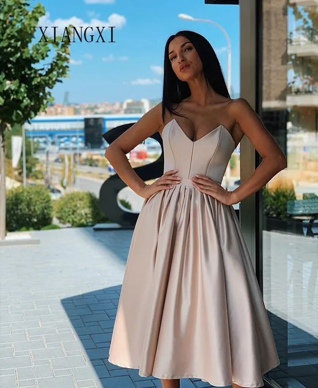 

Женское атласное платье с открытыми плечами, до колена