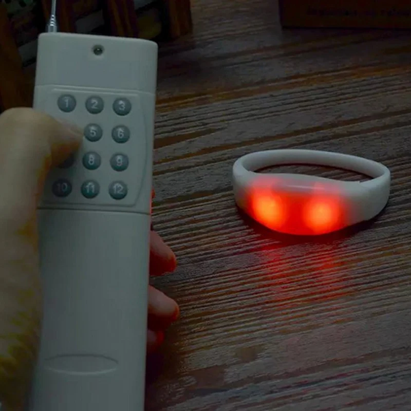 Светодиодная вспышка с подсветкой RGB Цвет Изменение браслеты с 12 клавишами дистанционного управления для праздника вечеринки события 300 шт./партия