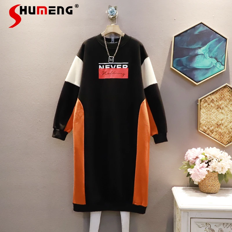 

Платье-пуловер средней длины с длинным рукавом и надписью