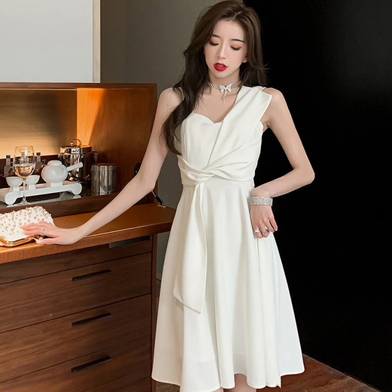 Женское платье трапеция с драпировкой белое офисное на тонких бретельках в стиле