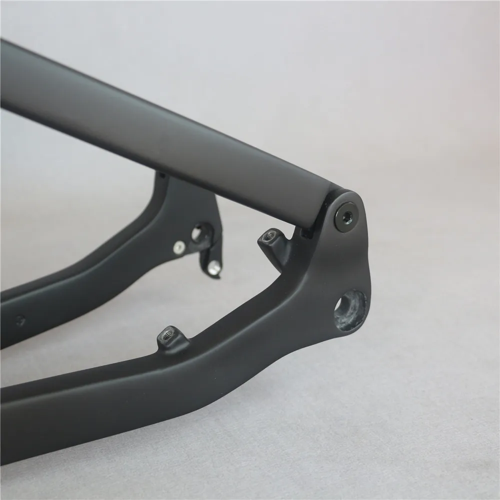 

Front white glossy and rear black matte paint 17.5'' full carbon T800 29er boost carbon MTB frame FM036