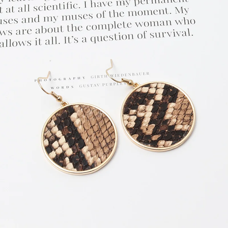 Серьги круглой формы с каракулевым ошейником в виде леопарда и вкраплениями из меха зебры с вкраплениями из раковины абалон на 2020 год.