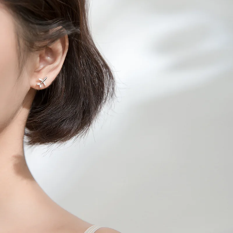 Женские маленькие серьги-гвоздики в виде самолета из серебра 925 пробы с фианитом