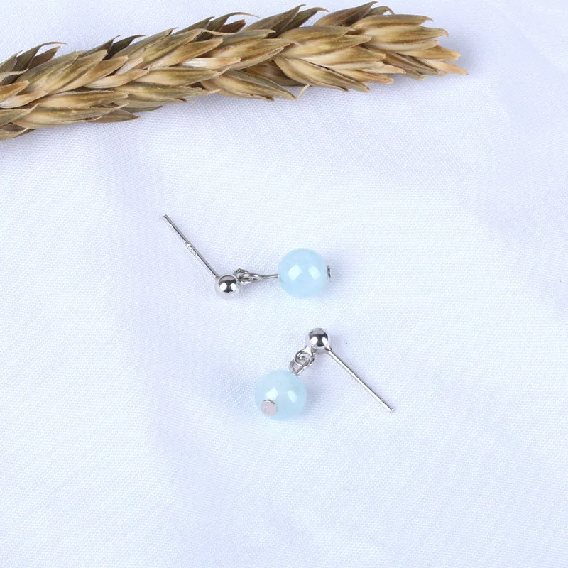 Женские сережки-гвоздики из серебра 925 пробы 6 мм с аквамариновым и синим