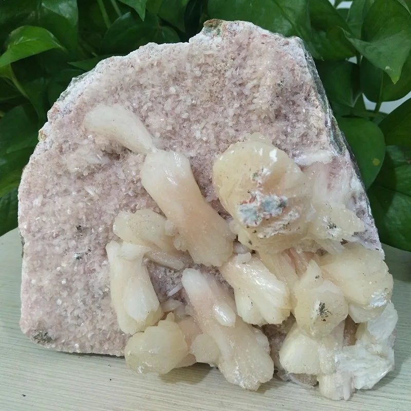

Natural crystal fish-eye mineral specimens are arranged specimen home decorative stone collection and appreciation