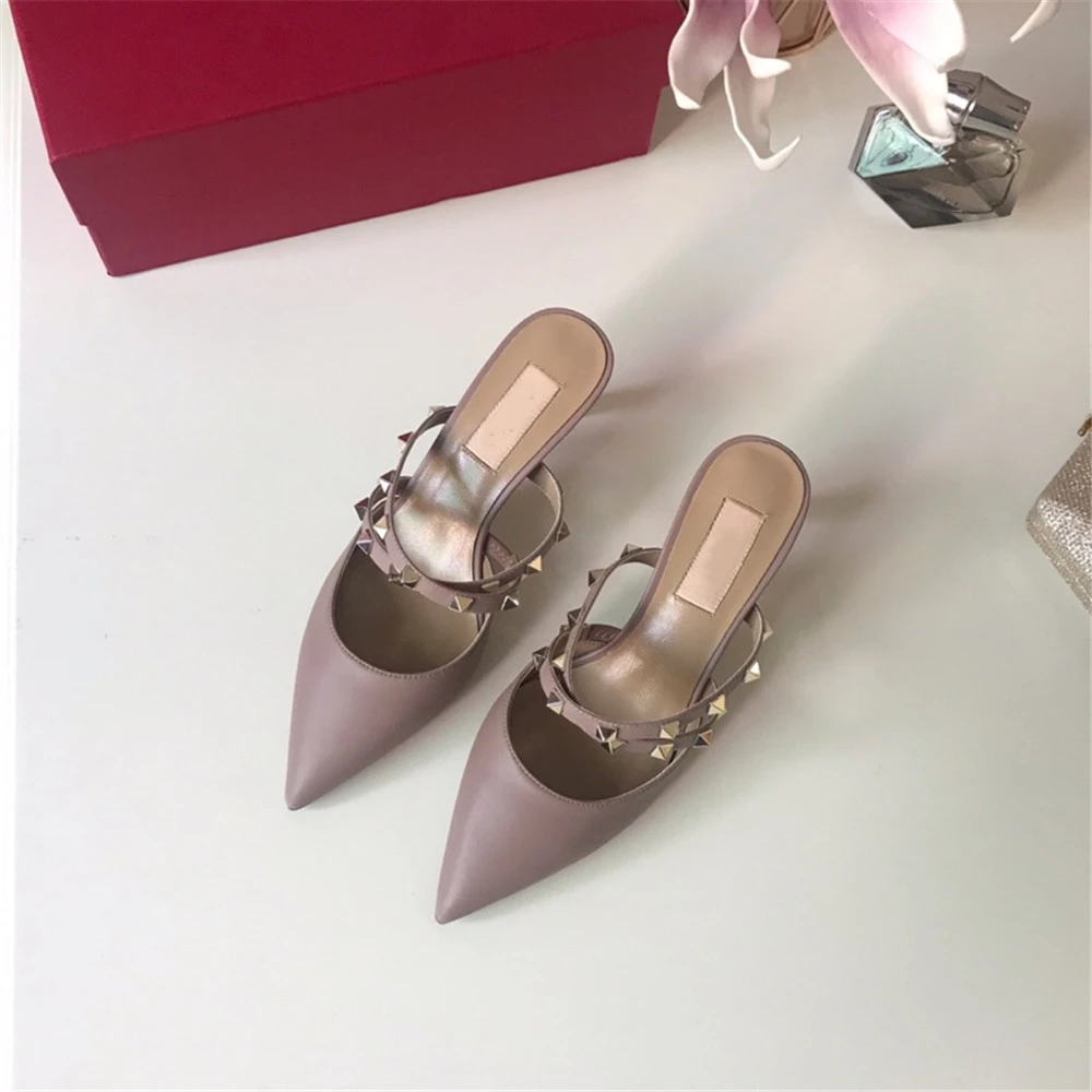 Женские босоножки на высоком каблуке с острым носком из натуральной