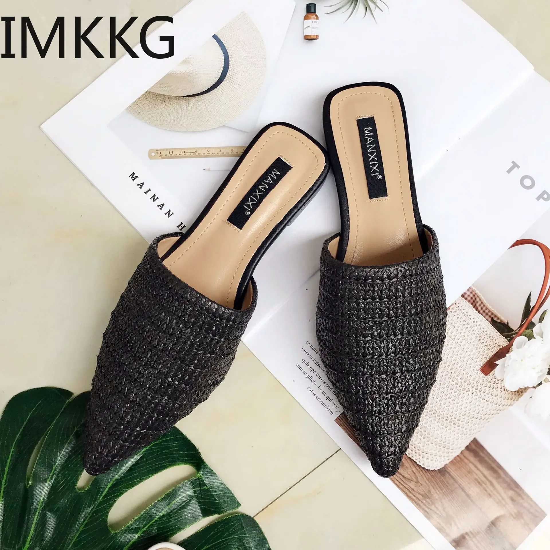 Женские шлепанцы без задника уличные с острым носком на плоской подошве сланцы