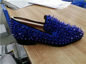 Blue Sequins Лоферы на плоской подошве с шипами и золотыми заклепками; выразительные тонкие мужские свадебные туфли с круглым носком и блестящими блестками; мужская обувь - Цвет: Blue Sequins