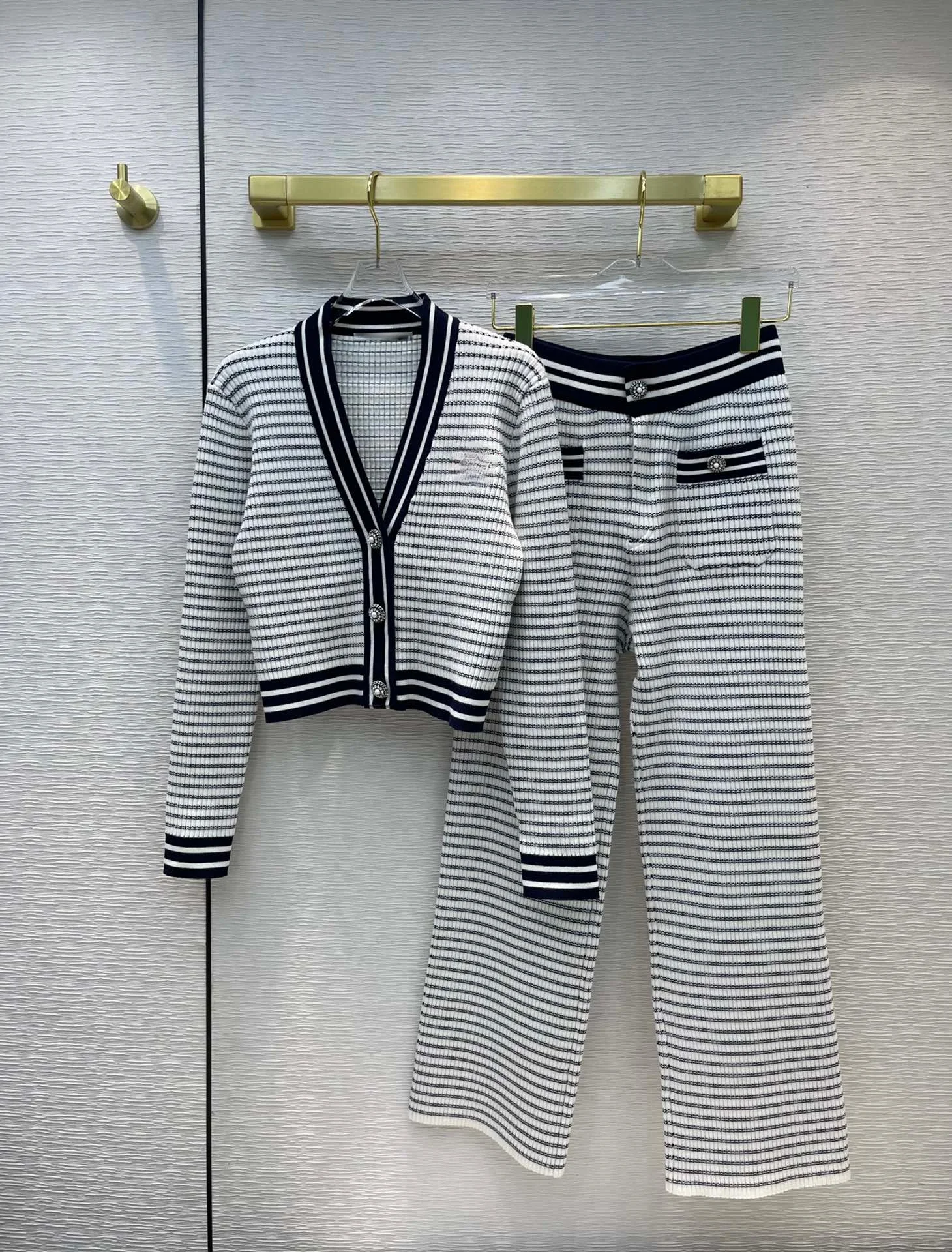 

Женский роскошный вязаный комплект из 2 предметов, модный универсальный однобортный Кардиган с V-образным вырезом и брюки для ранней осени ...