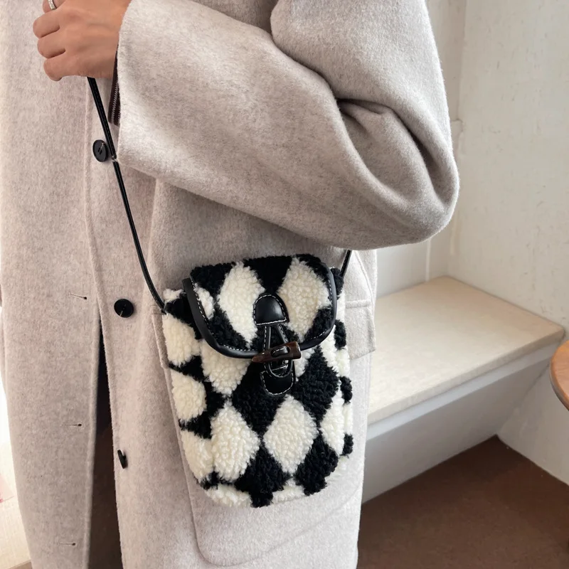 

Korean Casual Plush Shoulder Crossbody Women's Bag 2022 Winter Fashion Small Fluffy Fur Fabric Female Handbag Lady Phone Purses