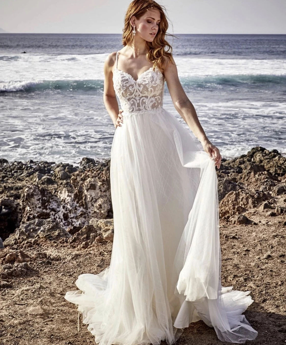 

Wedding Dress A-Line V-Neck Spaghetti Straps Lace Appliques Sequined Backless Floor Length Sweep Train Elegant Bride Gown 2021