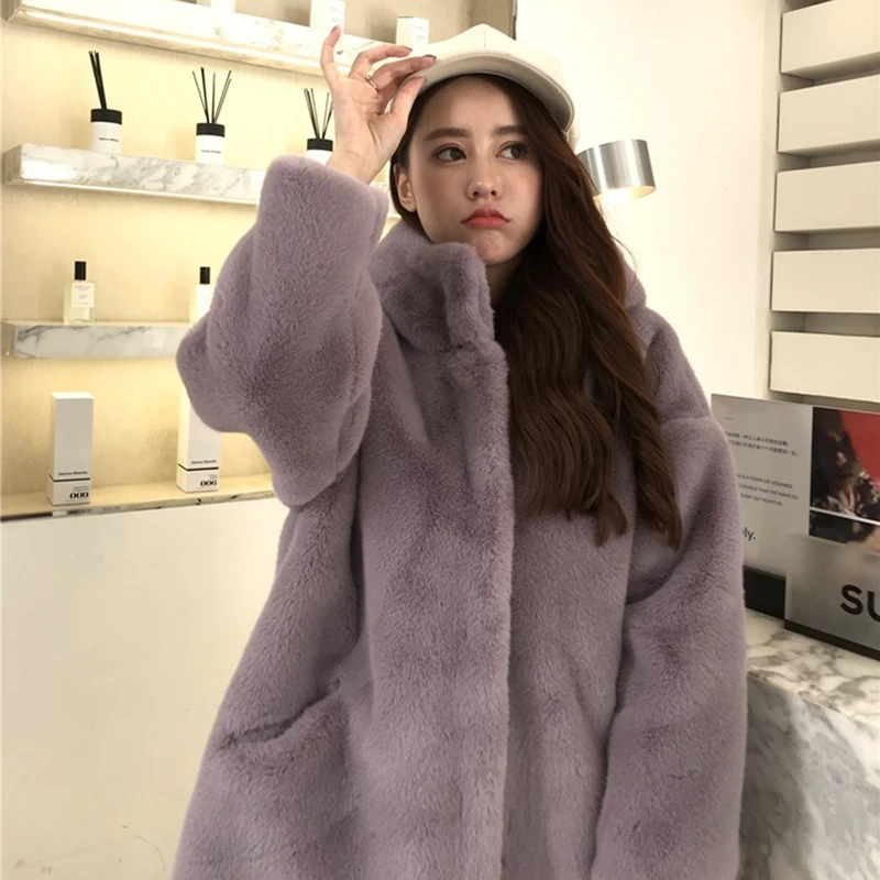 Пальто женское зимнее плюшевое средней длины с большими карманами и капюшоном