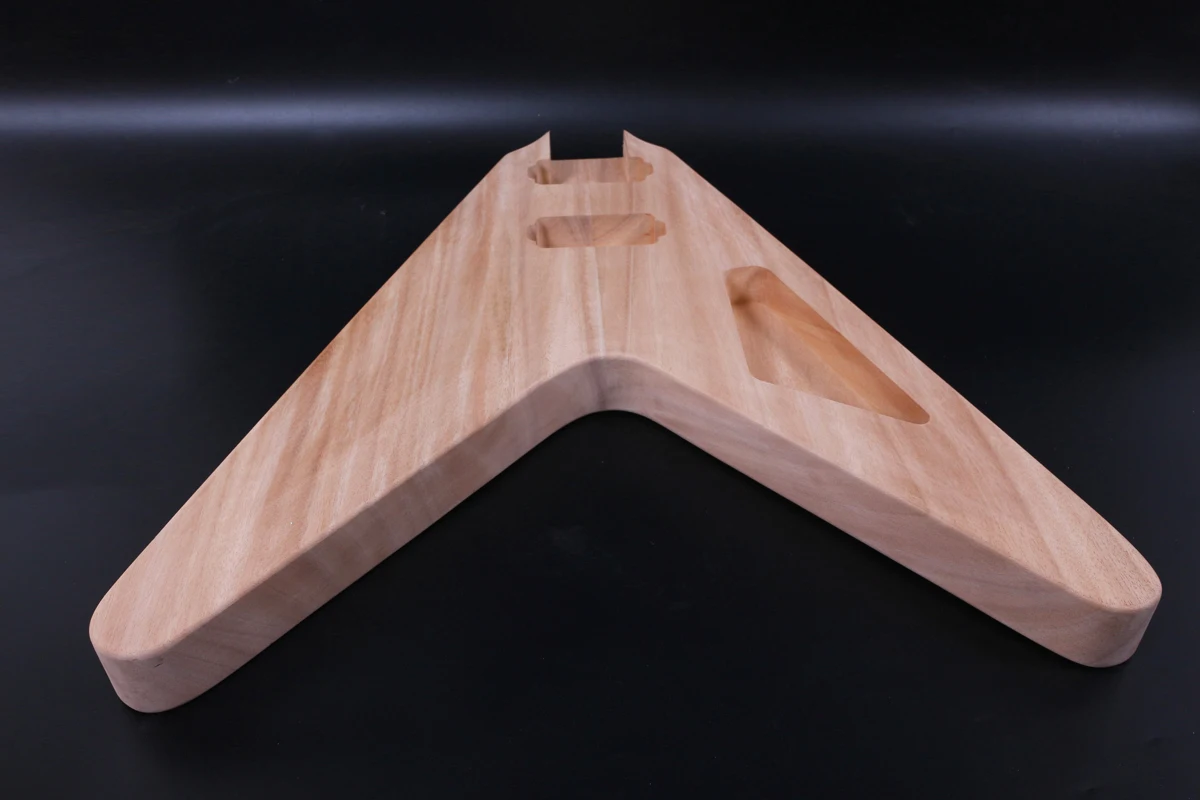 V-образный необработанный корпус для электрогитары из красного дерева