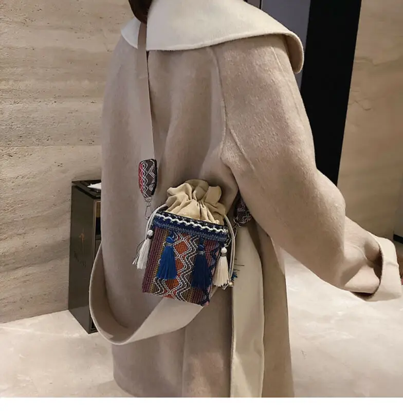 Женская сумка через плечо с кисточкой | Багаж и сумки