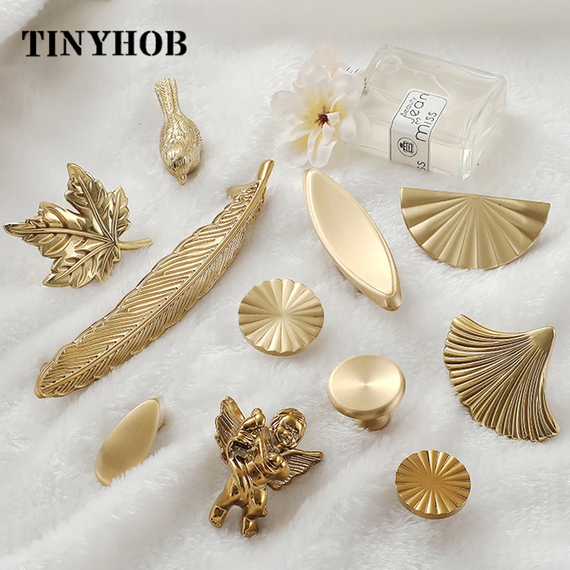 Различные латунные перьевые дверные ручки и шкафа кухонный шкаф с листьями