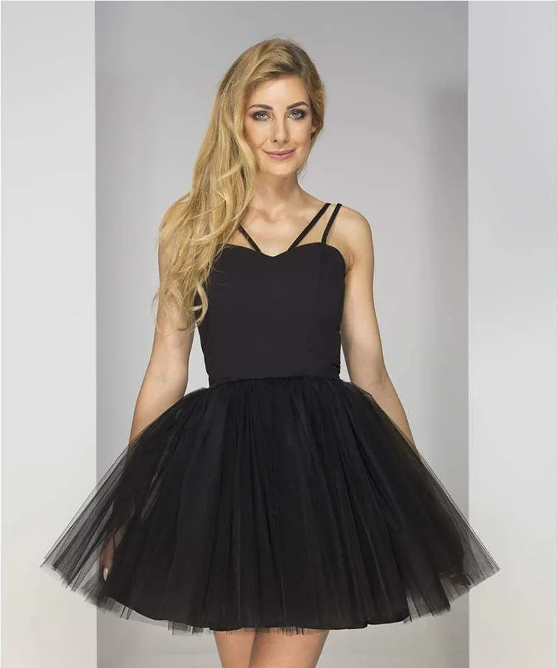 Женское шифоновое платье без бретелек однотонное с открытыми плечами в