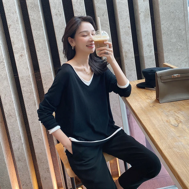 Тонкий трикотажный пуловер свободного покроя с V-образным вырезом на осень и зиму